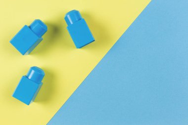 Sarı ve mavi zemin üzerine mavi plastik inşaat blokları