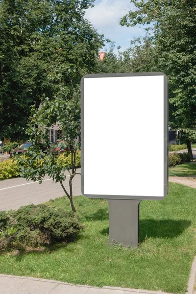 Mock up. Leeg reclamebord buitenshuis, buitenreclame, openbare informatiebord in de stad — Stockfoto