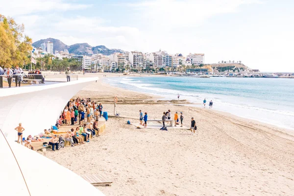 Benidorm, Espagne, 29 janvier 2018 : Des gens font des exercices sur la plage. Style de vie sain, mode de vie actif retraité à Benidorm, Alicante, Espagne — Photo