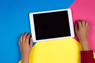 Tablet bilgisayarda renkli arka plan ile çocuk el