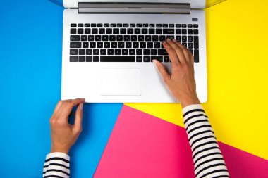 Kadın el dizüstü renkli arka plan üzerinde kullanma