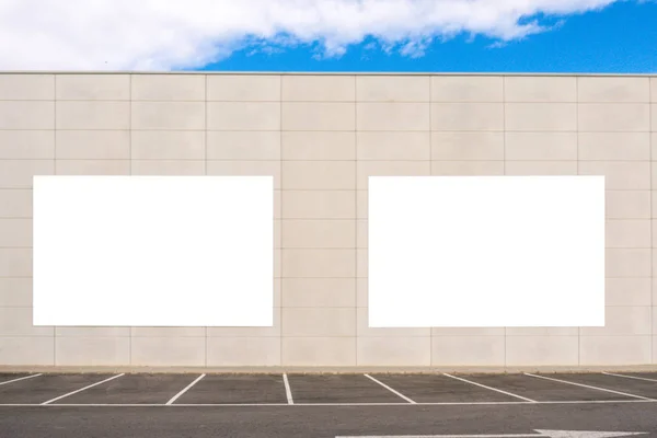 Scherza. Due grandi cartelloni pubblicitari vuoti all'aperto, pubblicità all'aperto, cartellone informativo pubblico sul muro . — Foto Stock