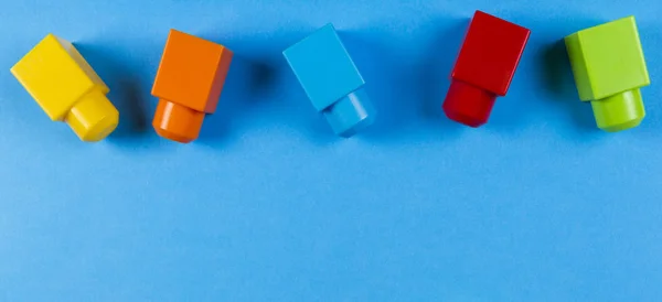 Coloridos bloques de construcción de plástico sobre fondo azul — Foto de Stock