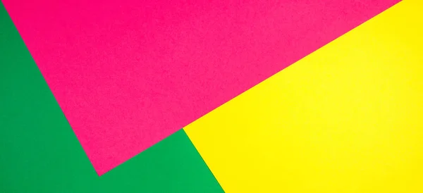 Papeles de color geometría composición plana banner fondo con tonos amarillos, verdes y rosados — Foto de Stock