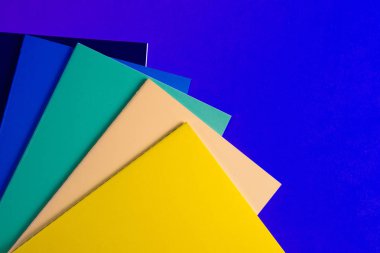 Mavi arka plan üzerinde renkli Notebook