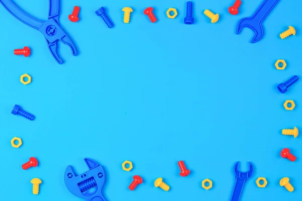 Juguetes para niños Vista superior. Herramientas coloridas del juguete en fondo azul — Foto de Stock