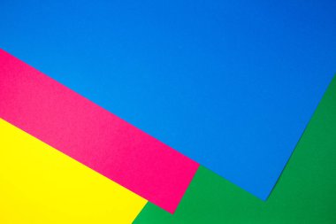 Sarı, yeşil, pembe ve mavi tonları ile kağıtları geometri düz kompozisyon arka planını renklendirin