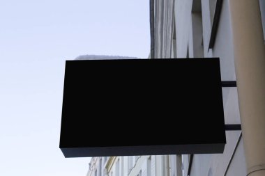 Duvardaki siyah restangular tabela. Yukarı alay