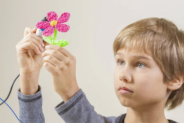 Criança criando com caneta 3d — Fotografia de Stock