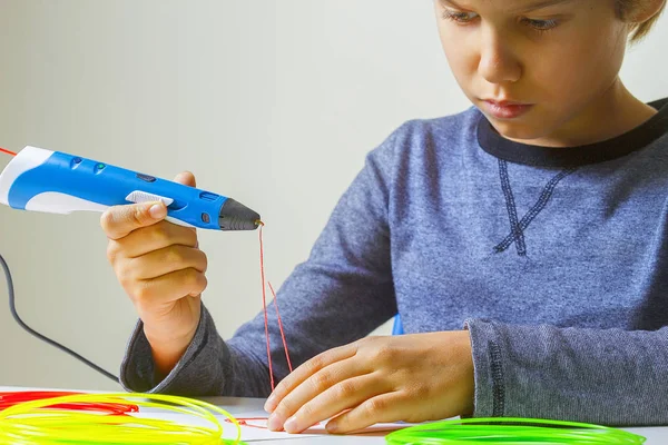 Criança focada criando com caneta de impressão 3D — Fotografia de Stock