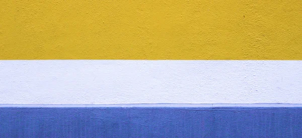 Φρεσκοβαμμένο μπλε, λευκό και κίτρινο τοίχο φόντο — Φωτογραφία Αρχείου