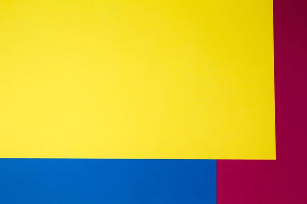 Papeles de color geometría fondo de composición plana con tonos amarillos, rojos y azules — Foto de Stock