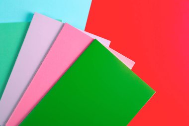 Mavi ve kırmızı arka plan üzerinde renkli Notebook