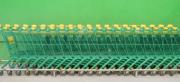 Carritos de compras en un fondo de banner de estacionamiento — Foto de Stock