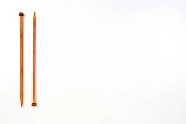 A pair of wooden knitting needles on white background. — Stock Photo, Image