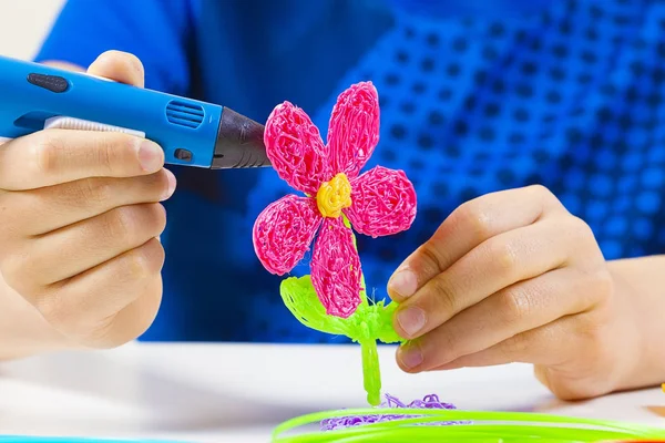Mãos de criança criando com caneta de impressão 3D azul — Fotografia de Stock