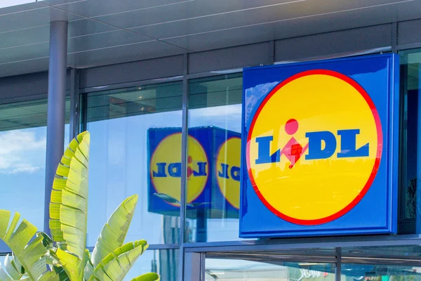 Finestrat, İspanya - 9 Mart 2018: Lidl süpermarket logosuna yeni modern Cam mağaza cephe.