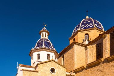 Altea, İspanya - 9 Mart 2018: Kubbe ve Virgin Altea, İspanya konsol Kilisesi'nin Kulesi