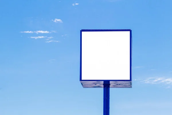 Макет рекламного щита з фоном блакитного неба — стокове фото