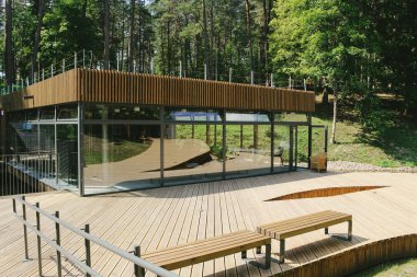 Druskininkai, Litvanya - 8 Ağustos 2015: Karolis Dineika, Druskininkai, Litvanya 'daki Wellness Park' ta Aeroionotherapy pavyonu