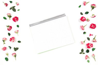 Açık spiral defter ve gül çerçeve. Düz yatıyordu, en iyi görünümü