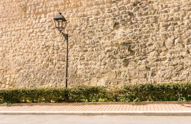 Vintage sokak fener ve eski taş duvar sokak bsckground.