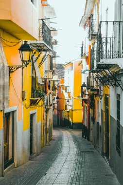 Villajoyosa, İspanya'nın tarihi merkezinde renkli sokak