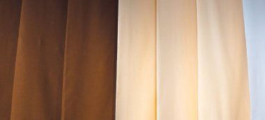 Mağazada asılı perde örnekleri görüntülenen