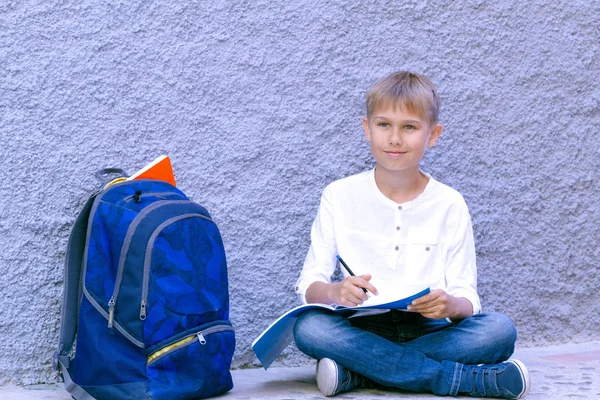 Barnet Sitter Marken Utomhus Och Gör Skolan Läxor — Stockfoto