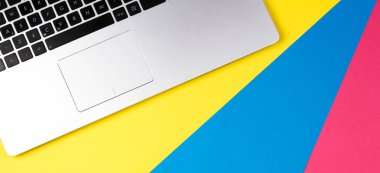 Dizüstü bilgisayar üstten görünüm renkli arka plan üzerinde.