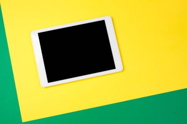 Sarı ve yeşil arka plan dijital tablet bilgisayarda. Üstten Görünüm.