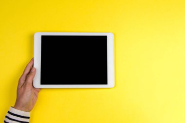 Tablet bilgisayarda renkli arka plan ile kadının el.