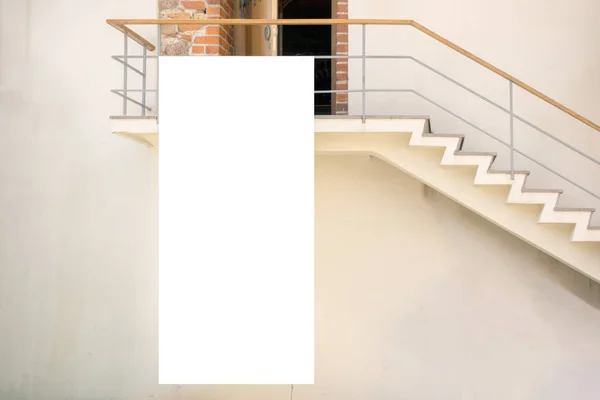 Нарисуй. Простой рекламный щит, информационная доска, реклама на классическом здании с лестницами — стоковое фото