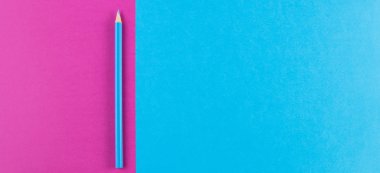 Minimal yaratıcı renk kağıtları geometri düz kompozisyon arka plan mavi renk kalem ile