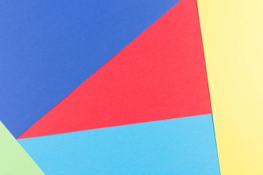Sarı, yeşil, kırmızı ve mavi tonları ile kağıtları geometri düz kompozisyon arka planını renklendirin