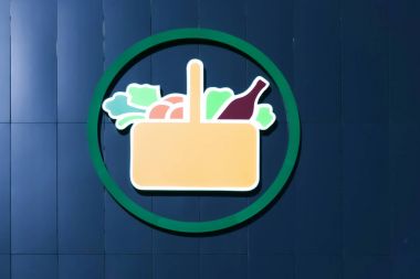 Finestrat, İspanya - 5 Aralık 2017: Mercadona logo supermarket duvarında. Mercadona - İspanya İspanyol süpermarket zinciri