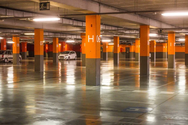 Parking intérieur du garage souterrain dans l'immeuble ou au supermarché — Photo