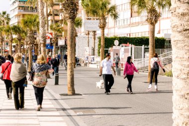Benidorm, İspanya - 14 Ocak 2018: Benidorm, İspanya tatil keyfini insanlar.