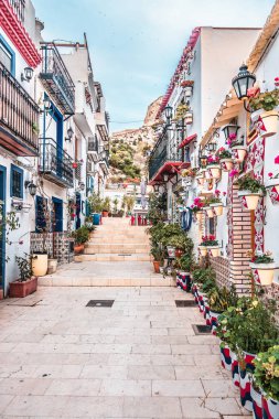 Alicante, İspanya, 31 Aralık 2017: Güzel eski sokak Alicante şehir, Costa Blanca, İspanya