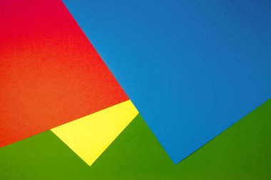 Sarı, yeşil, kırmızı ve mavi tonları ile kağıtları geometri düz kompozisyon arka planını renklendirin