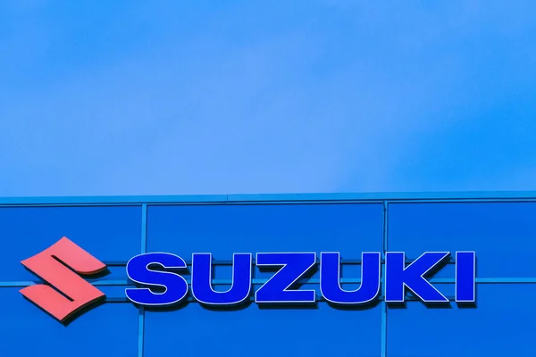 Vilnius, Lituania - 12 aprile 2018: firma della concessionaria Suzuki sul muro. Suzuki è una multinazionale giapponese e produce automobili e moto . — Foto Stock