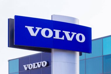 Vilnius, Litvanya - 12 Nisan 2018: Volvo otomobil Bayilik işareti ve logosu. Volvo İsveç uluslararası bir üretim şirkettir.