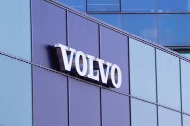 Vilnius, Litvanya - 12 Nisan 2018: Volvo logosu bir duvar. Volvo 1927 Gothenburg, İsveç'te kurulan bir İsveçli premium otomobil üreticisidir