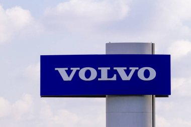 Vilnius, Litvanya - 12 Nisan 2018: Volvo otomobil Bayilik işareti ve logosu. Volvo İsveç uluslararası bir üretim şirkettir.