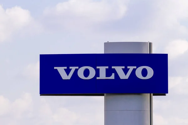 Vilnius, Lituania 12 aprile 2018: targa e logo della concessionaria automobilistica Volvo. Volvo è una multinazionale svedese produttrice . — Foto Stock