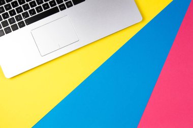 Dizüstü bilgisayar üstten görünüm renkli arka plan üzerinde.