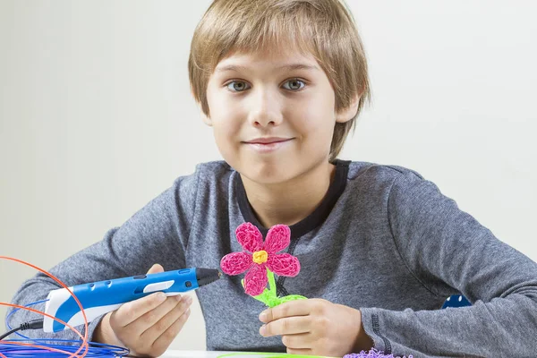 Rapaz feliz criando com caneta 3D — Fotografia de Stock
