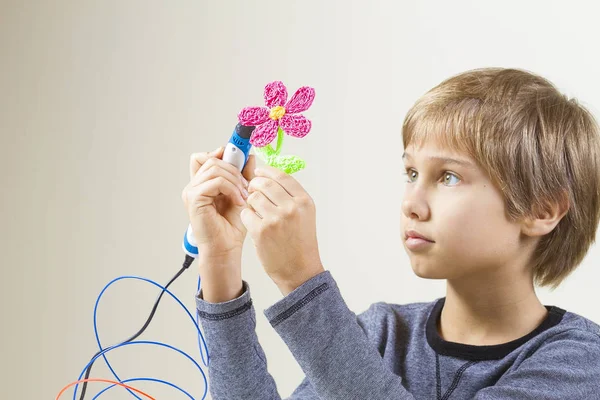 Criança criando com caneta 3d — Fotografia de Stock