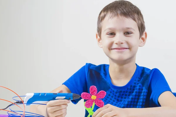 Criança criando com caneta de impressão 3d — Fotografia de Stock