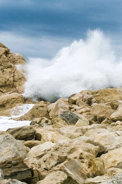 Морська хвиля розбилася на каменях — стокове фото